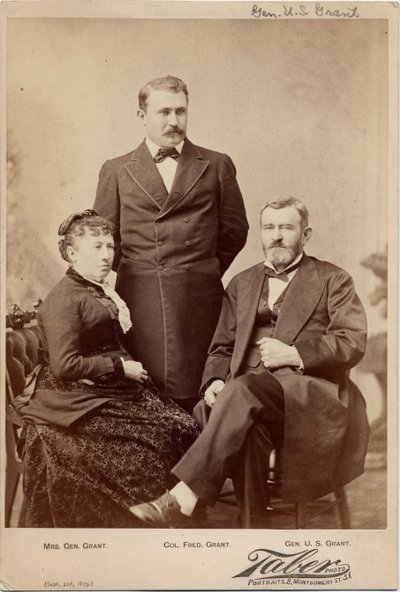 Julia T (Dent) Grant (1826-1902); Ulysses Simpson Grant (1822-85), generaal van het Unieleger, 18e president van de VS; kolonel Frederick Dent Grant (1850-1912) (albuminefoto) door Isaiah Taber